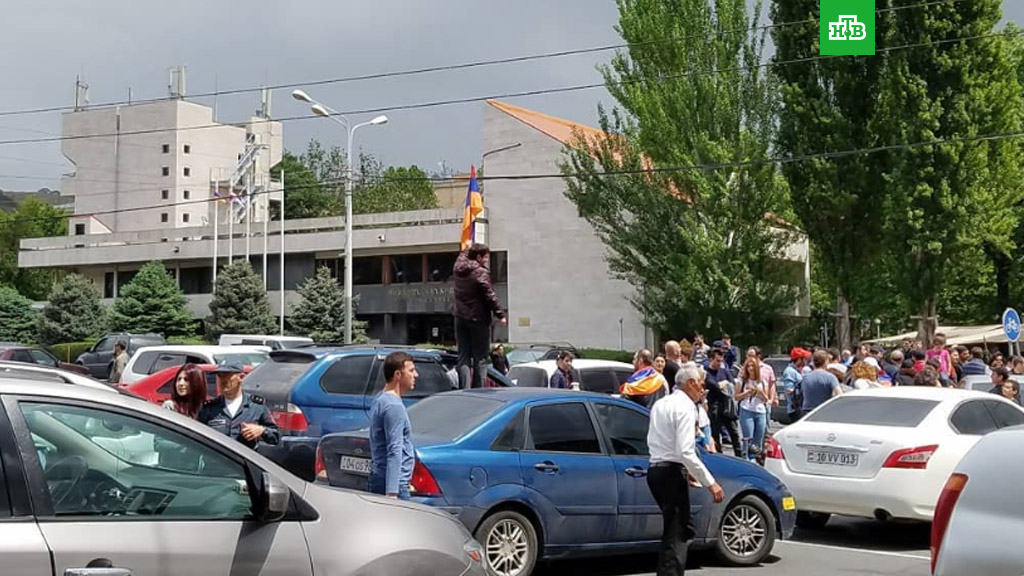 Демонстранты заполонили центр Еревана и перекрыли дорогу в аэропорт Звартноц Демонстранты заполонили центр Еревана и перекрыли дорогу в аэропорт Звартноц