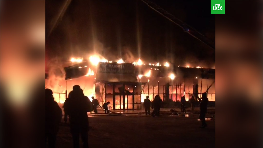 Работники МЧС локализовали пожар в ТЦ в Ноябрьске