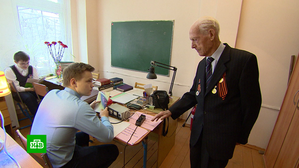 Не стареет душой: <nobr>95-летний</nobr> ветеран преподает физику в сибирской школе Не стареет душой: <nobr>95-летний</nobr> ветеран преподает физику в сибирской школе