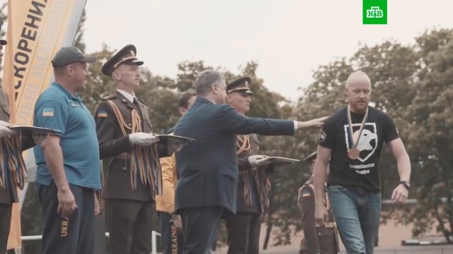Доброволец нацбатальона «Азов» отказался пожать руку Порошенко.
армии мира, Порошенко, Украина.
НТВ.Ru: новости, видео, программы телеканала НТВ Доброволец нацбатальона «Азов» отказался пожать руку Порошенко.
армии мира, Порошенко, Украина.
НТВ.Ru: новости, видео, программы телеканала НТВ