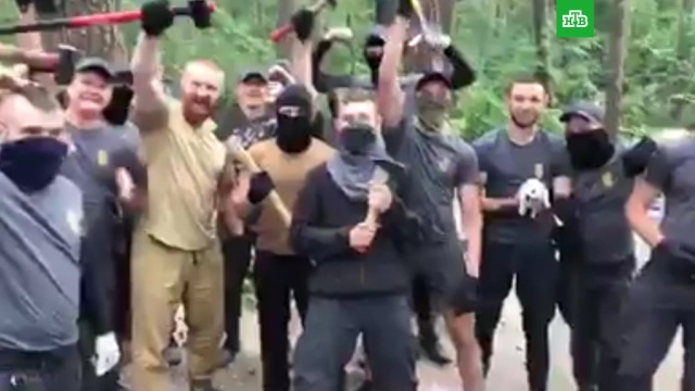 Националисты с топорами «навели украинский порядок» в таборе цыган.
Киев, нападения, хулиганство.
НТВ.Ru: новости, видео, программы телеканала НТВ Националисты с топорами «навели украинский порядок» в таборе цыган.
Киев, нападения, хулиганство.
НТВ.Ru: новости, видео, программы телеканала НТВ