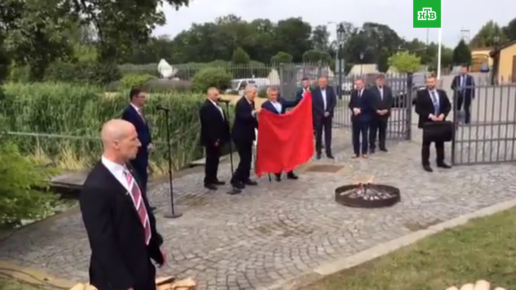 Чешский президент сжёг на костре красные трусы