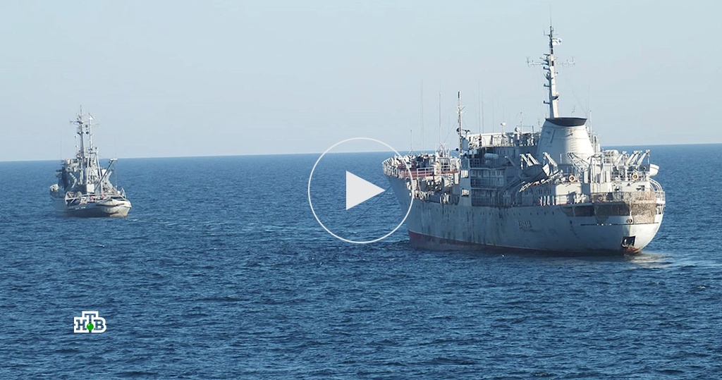 Два корабля ВМС Украины прошли под арками Крымского моста в сопровождении судов береговой охраны погранслужбы ФСБ РФ Два корабля ВМС Украины прошли под арками Крымского моста в сопровождении судов береговой охраны погранслужбы ФСБ РФ