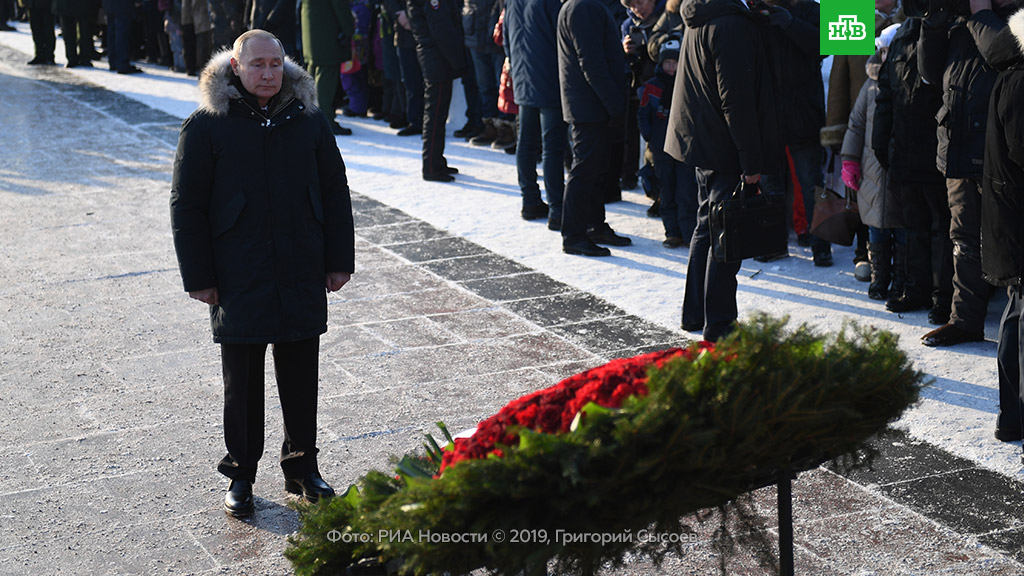 Путин на Пискарёвском кладбище почтил память погибших в блокаду Ленинграда.
блокада Ленинграда, Великая Отечественная война, памятные даты, Путин, Санкт-Петербург.
НТВ.Ru: новости, видео, программы телеканала НТВ Путин на Пискарёвском кладбище почтил память погибших в блокаду Ленинграда.
блокада Ленинграда, Великая Отечественная война, памятные даты, Путин, Санкт-Петербург.
НТВ.Ru: новости, видео, программы телеканала НТВ