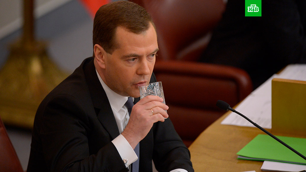 Медведев рассказал почему всегда выбирает газированную воду