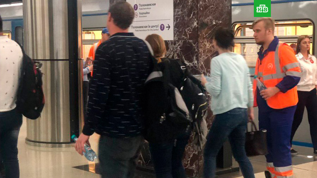 Пассажиров из застрявших в тоннеле метро поездов эвакуировали Пассажиров из застрявших в тоннеле метро поездов эвакуировали