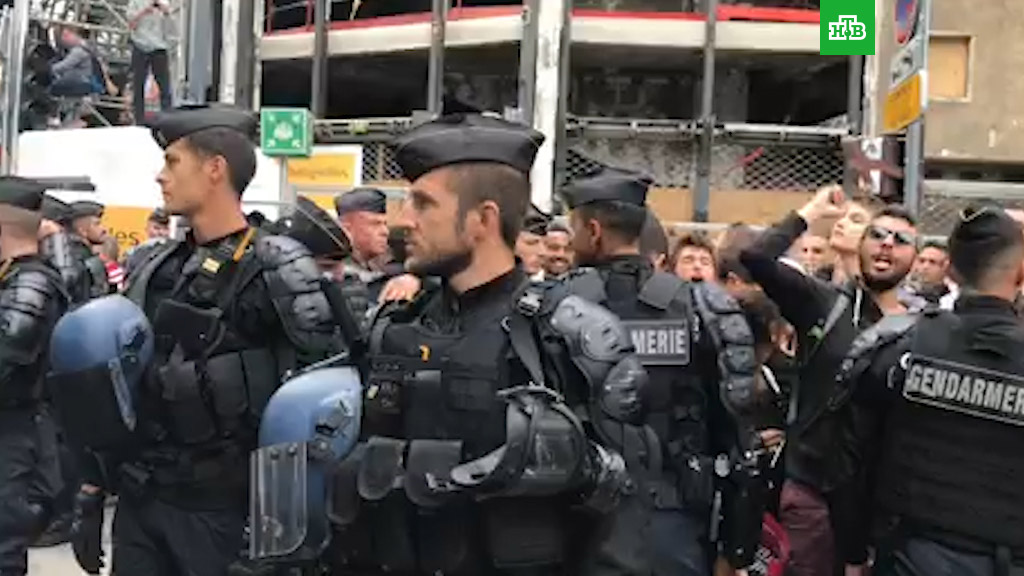 В Париже протестующие строят баррикады на Елисейских Полях В Париже протестующие строят баррикады на Елисейских Полях