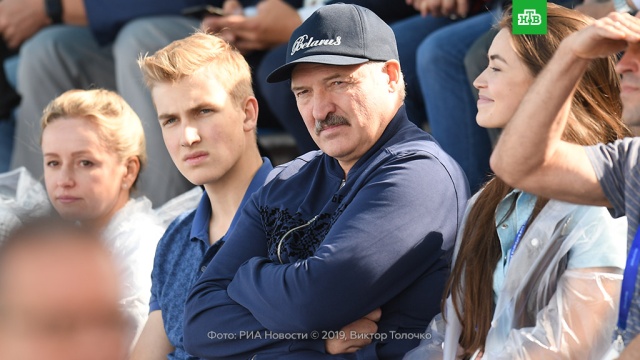 У красавца Николая Лукашенко появилась армия поклонниц.
Белоруссия, Лукашенко, соцсети.
НТВ.Ru: новости, видео, программы телеканала НТВ У красавца Николая Лукашенко появилась армия поклонниц.
Белоруссия, Лукашенко, соцсети.
НТВ.Ru: новости, видео, программы телеканала НТВ