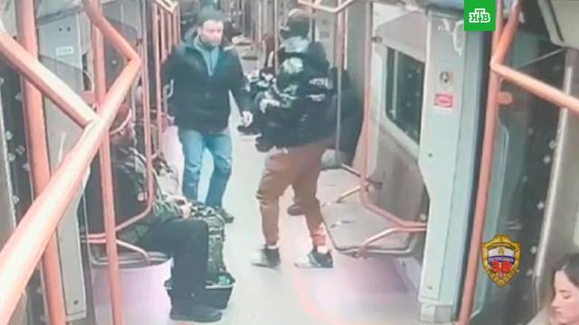 Порно видео пенис шалость огромный член ездит в метро