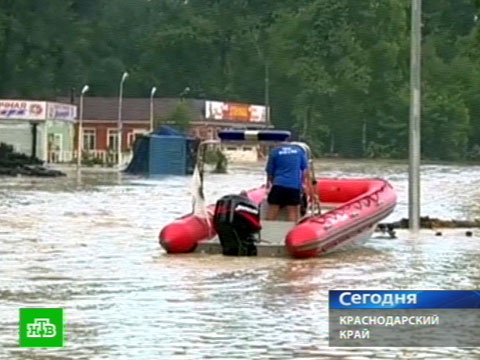 Достают машину из воды