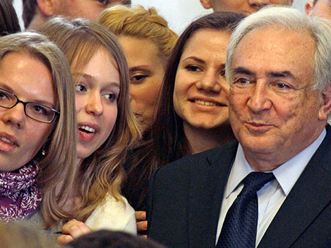 Вытирает жопу о лицо подруги - смотреть онлайн порно фото