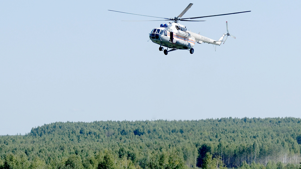 Вертолет в болотах ми. Вертолет в болоте. Вертолеты в геологии. Вертолет геологический. Вертолет в Тюменской области в болоте.