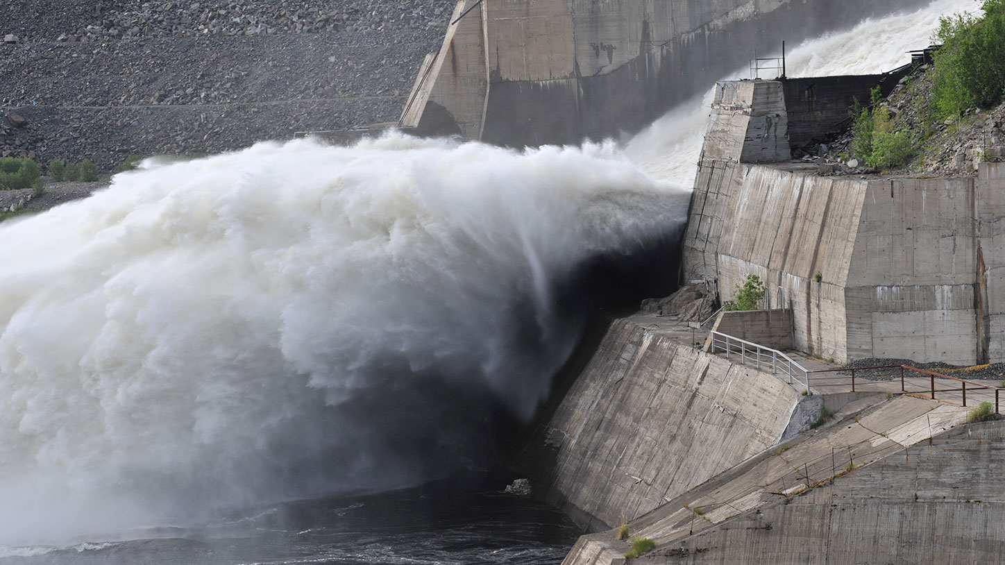 Обрушивается поток воды. Дамба в Артемовске. Ангоянская гидроэлектростанция Эквадор. Дамба Артемовск Украина. Прорыв плотины ГЭС.