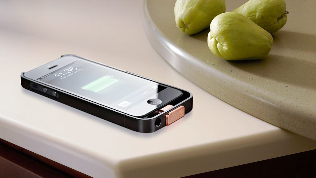 Положите телефон на стол. Айфон лежит на столе. Смартфон на столе. Смартфон лежит. Телефон лежит на столе.