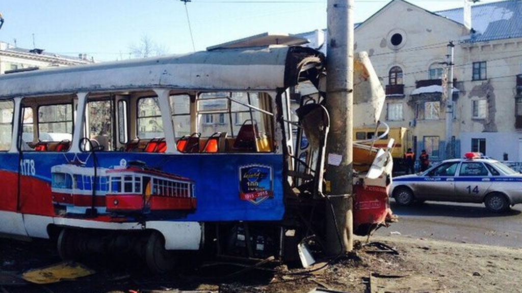 udovletvorit-snyal-devku-za-dengi-v-tramvae-banya