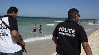 в какой стране расстреляли туристов на пляже. Tunisia police main. в какой стране расстреляли туристов на пляже фото. в какой стране расстреляли туристов на пляже-Tunisia police main. картинка в какой стране расстреляли туристов на пляже. картинка Tunisia police main. Полиция Туниса обнаружила в песке на пляже телефон террориста, напавшего на отель в Сусе. Это даст следствию новые зацепки. Туристы пакуют вещи. Те, кто туда собирался, массово сдают билеты. И это приговор не столько даже бедным тунисцам, сколько тем идеалистам, кто с началом "арабской весны" (а начиналась она именно с Туниса) утверждал, что сейчас в Магрибе наступит эпоха демократии, свободы, процветания и чуть ли не вселенской любви.