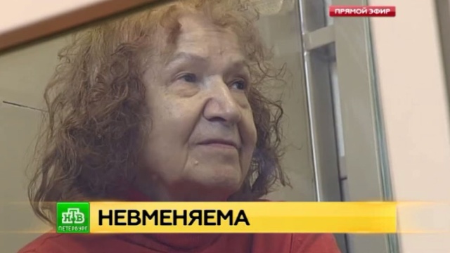 Длинноногая девушка с голой писькой позирует на крыше дома