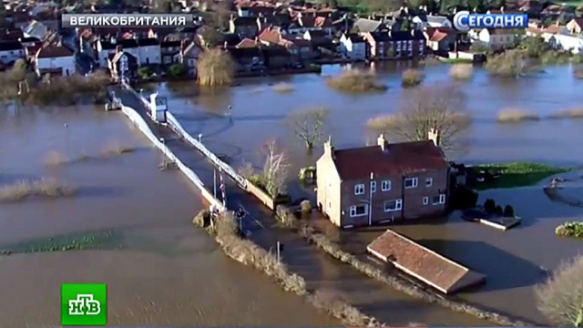 В Великобритании из-за наводнений рушатся мосты и тонут автомобили.Великобритания, наводнение, погода.НТВ.Ru: новости, видео, программы телеканала НТВ