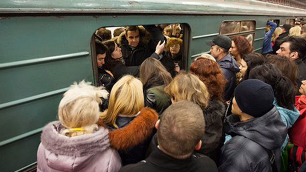 Московское метро утром. Московское метро час пик. Час пик Выхино вагон. Метро Москва час пик вагон. Час пик давка в метро.