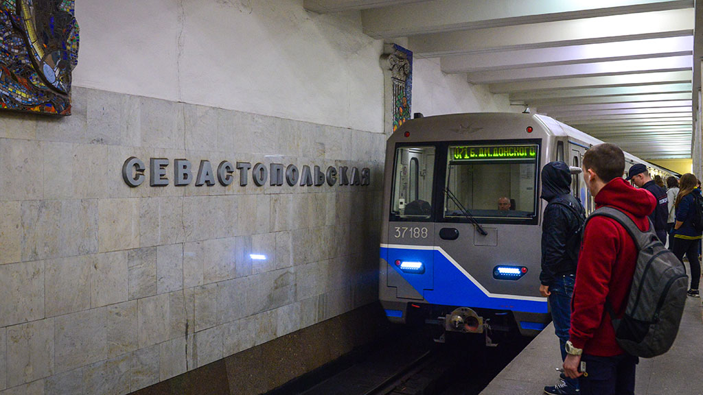 Метро севастопольская. Станция метро Севастопольская. Станция Севастопольская Московского метрополитена. Станция метро Севастопольская фото. Станция Севастополь Москва.