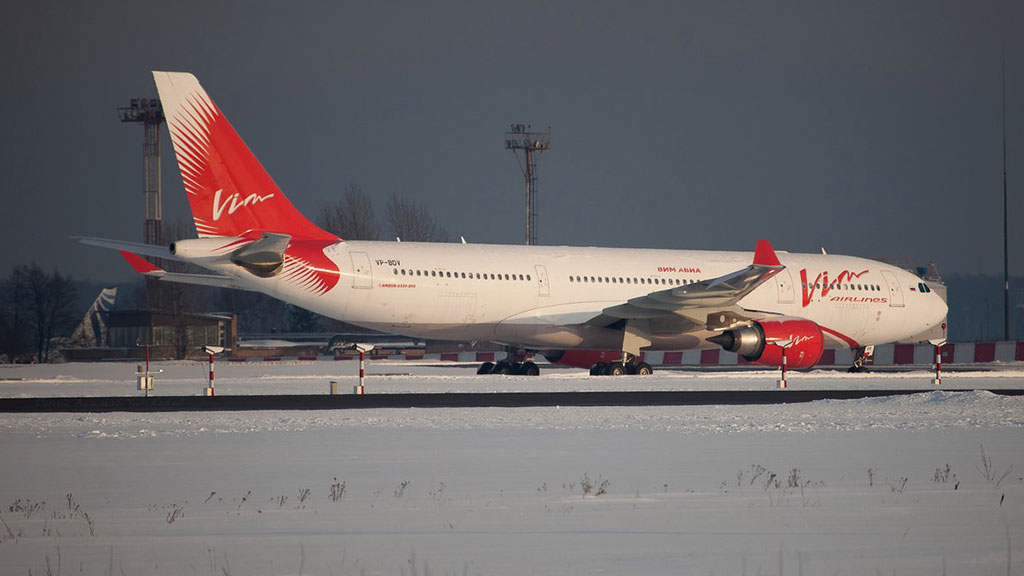 Самолет москва варшава. ВИМ авиа 777. Самолёт vim Avia 777. Боинг 777 на посадке ВИМ авиа. Самолет Благовещенск Москва.