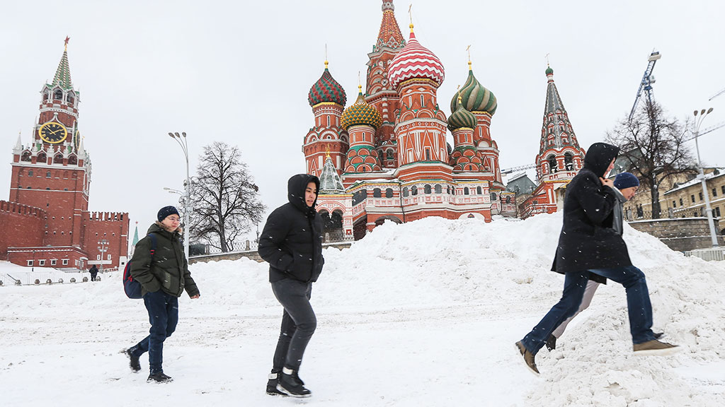 Какая будет зима 24. Люди в Москве зимой. Москва в январе. Самая Снежная зима в Москве. Москва зимой 2007.