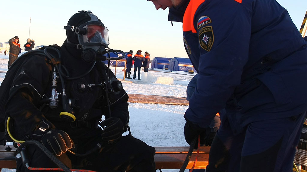 поисково водолазный отряд. водолазы спасатели г свободный амурской области. водолаз на морском дне. водолазы обнаружили. бульдозер провалился под лед.
