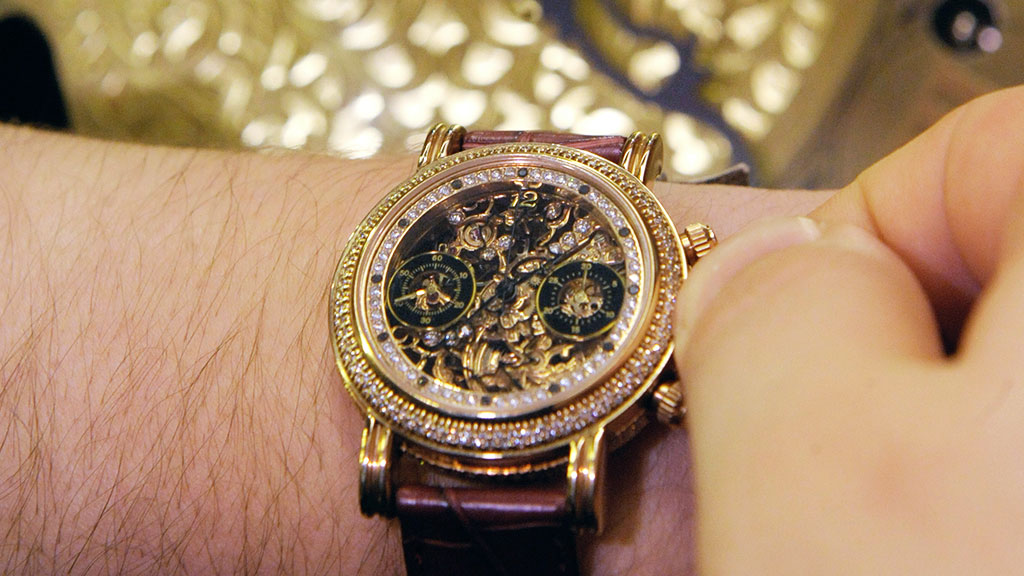 Краденные часы. Наручные часы от 1000000 долларов. Женские часы за миллион рублей. Драгоценные часы женские. Часы за 5 миллионов долларов.
