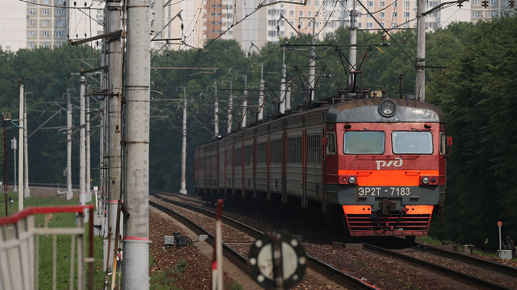 Электрички подмосковья. Электричка Подмосковье. Фото с электричками Подмосковья. Старые электрички в Подмосковье. Южное Подмосковье электрички.