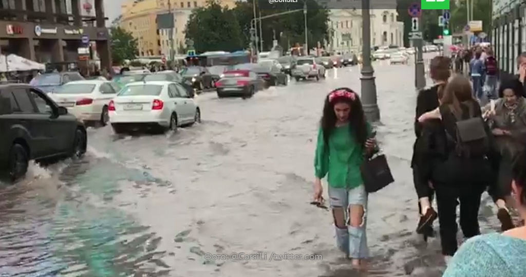 Новости москва сегодня последние свежие видео. Москву затопило. Затопление в Москве сегодня. Арбат затопило. Ливень в Москве сегодня.