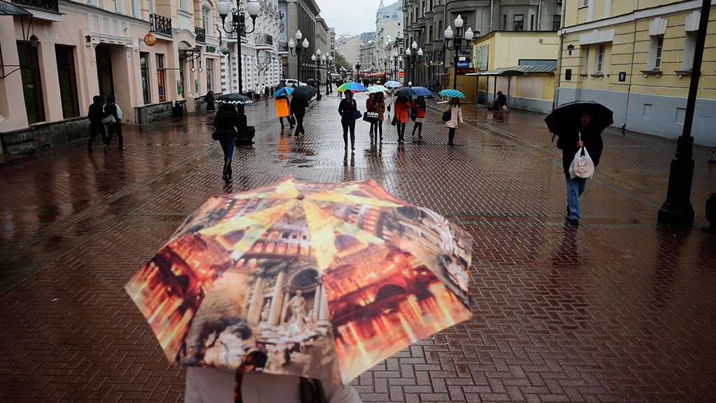 Moscow yell. Дождь на Арбате. Старый Арбат дождь. Арбат в дождь в Москве. Старый Арбат в дождливый день.