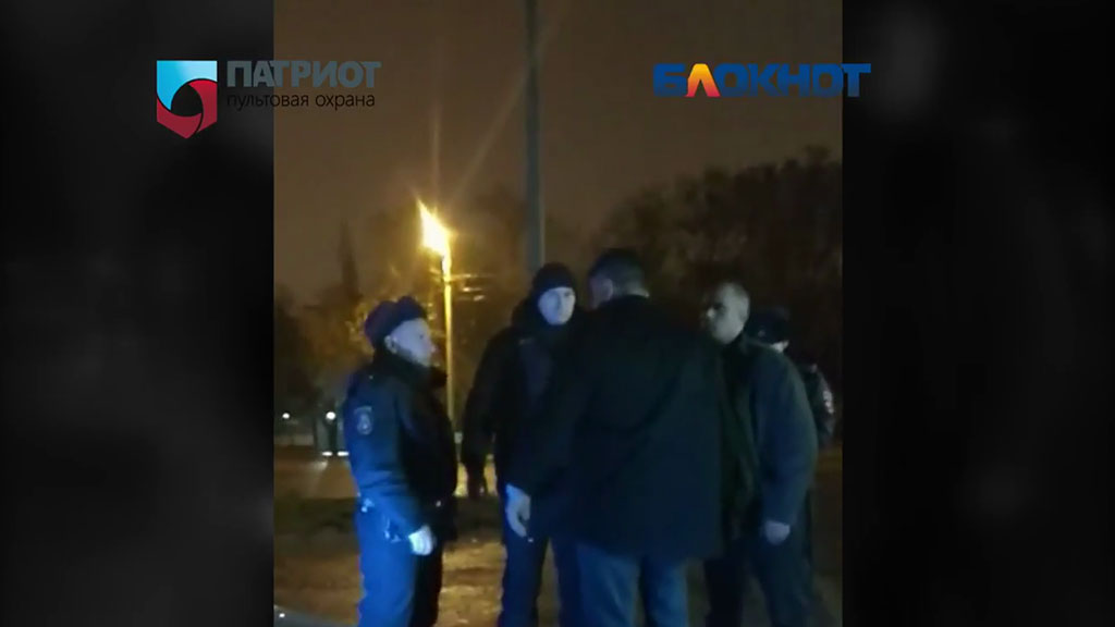 Стриптиз женщина милиционер, сосет в машине парень