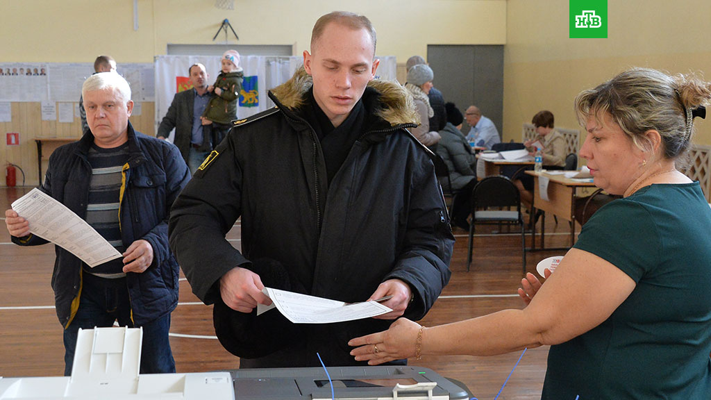 Дальний Восток выборы. Очередь на избирательные участки в России в 2018 году. Очередь на избирательном участке. Очереди на избирательные участки за рубежом. Явка на дальнем востоке