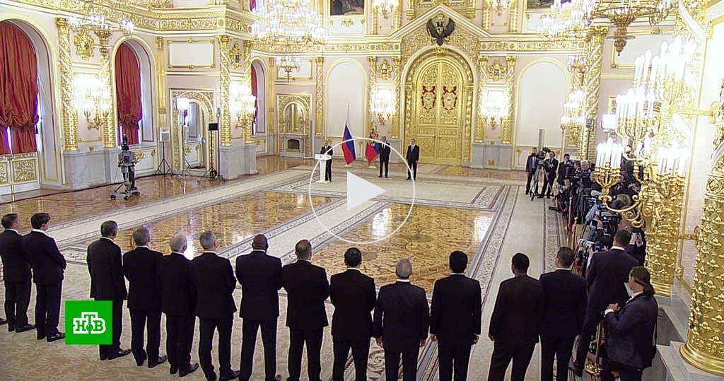 Андреевский зал кремля всевидящее око. Зал инаугурации президента рф. Инаугурация 2012 путин фото. Путин в александровском зале кремля. Собрание в александровском зале кремлевского дворца.