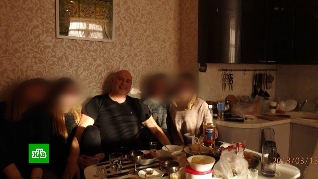 таким неувликаюсь так голая девушка вставляет тампакс етот кризис