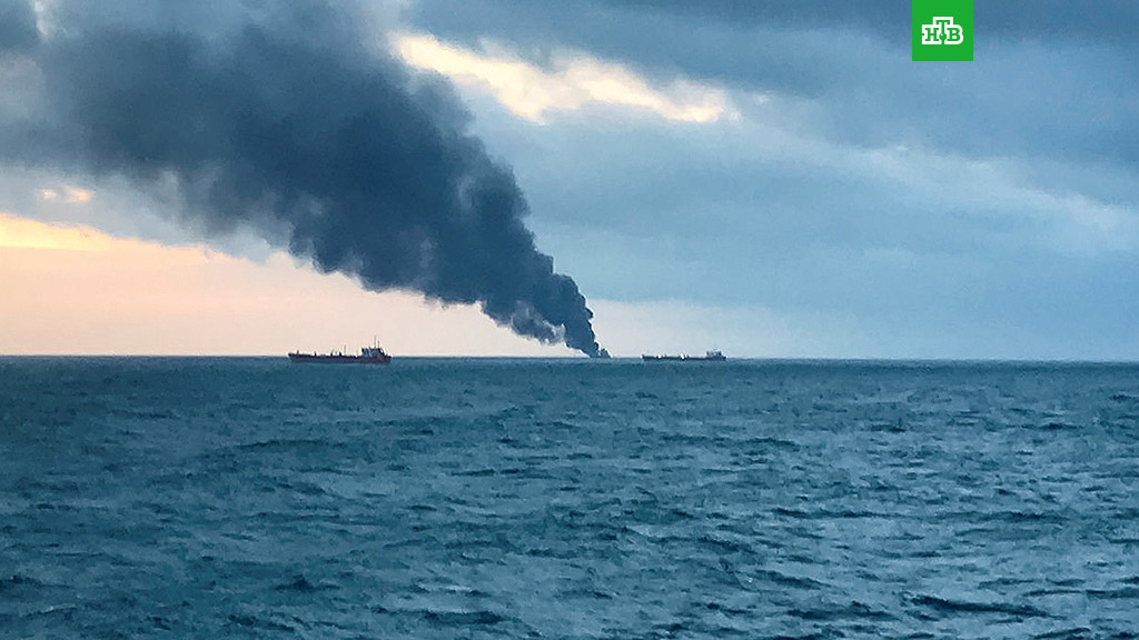 Минобороны британии потерю документов. Инцидент в керченском проливе фото. Накопитель в керченском проливе. Танкер в керченском проливе. Тушат горящий танкер.