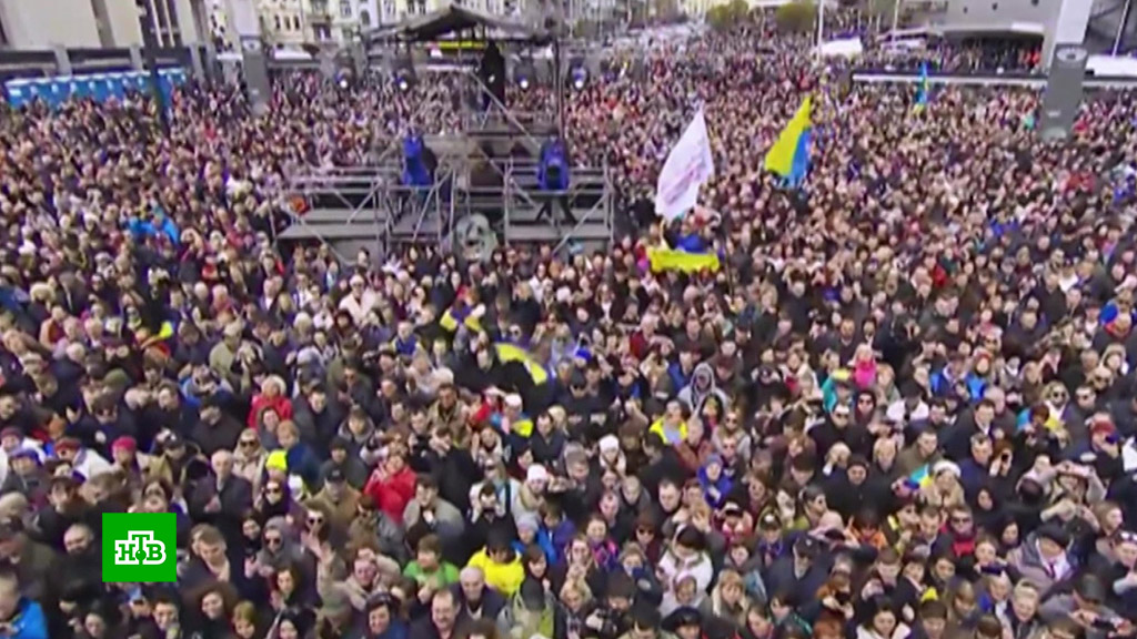 Украинцы устроили. Порошенко выступает на стадионе.