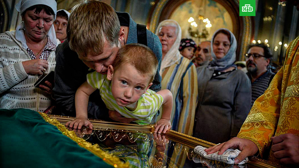 Верующие в Москве встретили мощи святых Петра и Февронии