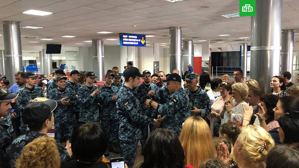 Освобожденных украинских военных встретили караваем и наградами