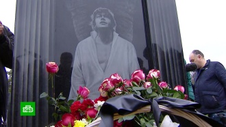 Памятник Караченцову установили на Троекуровском кладбище