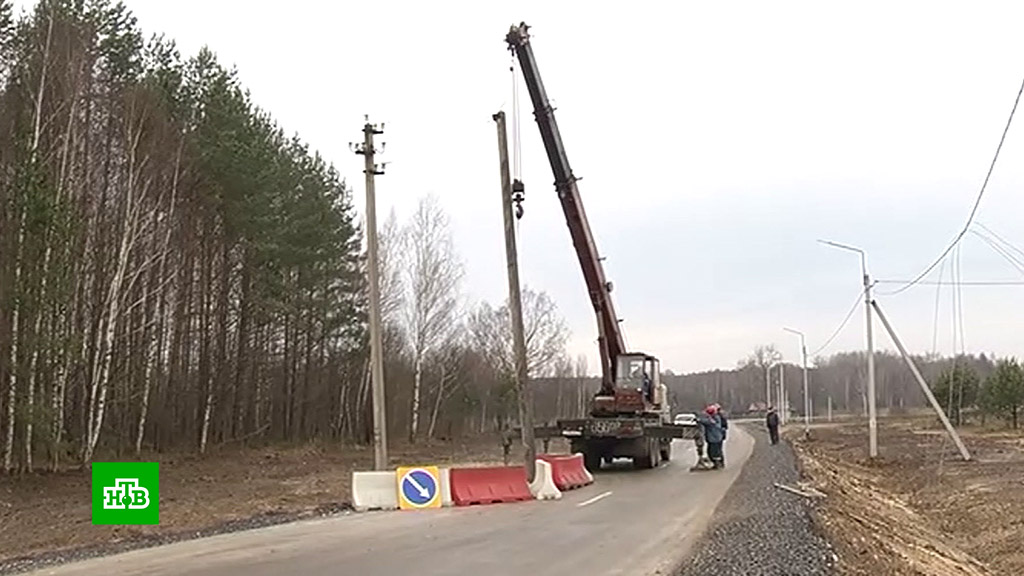 Дорога на столбах. Столб посередине дороги Владимирская область. Столб посреди дороги Владимирская область. Столб по середине дороги во Владимирской области. Столб по середине дороги.