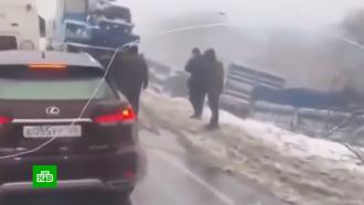 в каком городе гололед. 19 prokin main. в каком городе гололед фото. в каком городе гололед-19 prokin main. картинка в каком городе гололед. картинка 19 prokin main. В каток этим утром превратились и улицы столицы. И хуже всего в Москве сегодня пришлось пешеходам. Если проезжую часть еще успели обработать, то с тротуарами все сложно. Многие до метро буквально скользили. Сейчас в столичных травмпунктах большой ажиотаж: переломы, ушибы. Дорога на работу сегодня оказалась опасной как никогда. Впрочем, и водителям нелегко: ни снега, ни гололеда до сегодняшнего дня в городе еще не было, многие до сих пор ездили на летней резине.