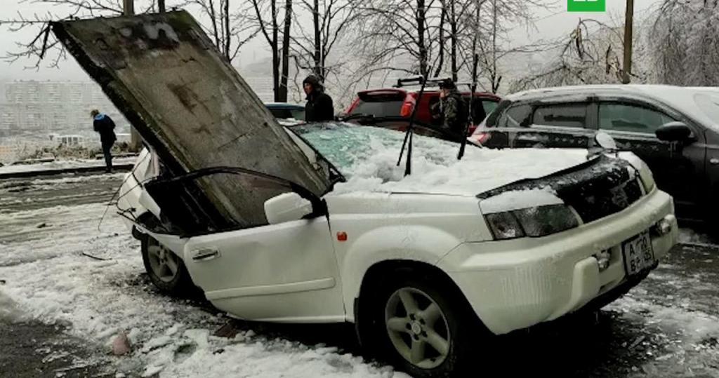Выяснилась причина падения бетонной плиты с крыши дома во Владивостоке