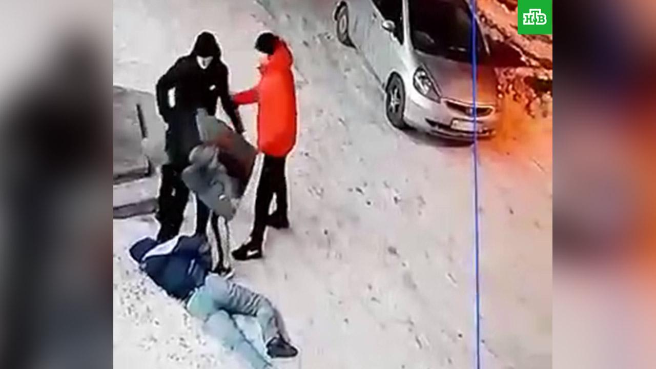 В Новосибирске "онижедети" жестоко избили женщину-таксиста
