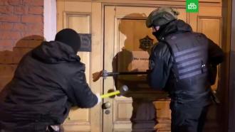 Бойцы ОМОНа взломали дверь тайно работающего московского бара