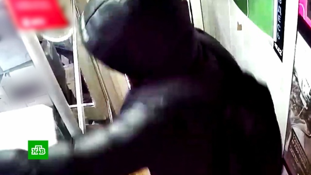 Продавщица отбилась кружкой от грабителя с ножом (видео)
