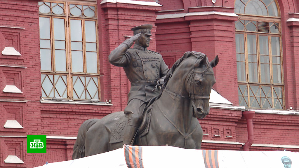 Что такое гур на памятнике жукову. Памятник маршалу Жукову в Москве. Новый памятник маршалу Жукову на Манежной площади. Памятник маршалу Жукову в Москве 2020.