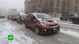 в каком городе гололед. primorie main. в каком городе гололед фото. в каком городе гололед-primorie main. картинка в каком городе гололед. картинка primorie main. В каток этим утром превратились и улицы столицы. И хуже всего в Москве сегодня пришлось пешеходам. Если проезжую часть еще успели обработать, то с тротуарами все сложно. Многие до метро буквально скользили. Сейчас в столичных травмпунктах большой ажиотаж: переломы, ушибы. Дорога на работу сегодня оказалась опасной как никогда. Впрочем, и водителям нелегко: ни снега, ни гололеда до сегодняшнего дня в городе еще не было, многие до сих пор ездили на летней резине.