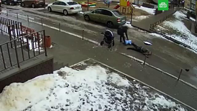младенец упал с балкона. upal2. младенец упал с балкона фото. младенец упал с балкона-upal2. картинка младенец упал с балкона. картинка upal2. Соседка семьи из Москвы, в которой годовалый малыш погиб после падения с балкона многоэтажки, рассказала о том, что живущая на этаж выше молодая пара часто устраивала вечеринки и приводила домой компании. Другой сосед семьи, в свою очередь, заявил, что никогда не замечал у отца мальчика плохого отношения к малышу.