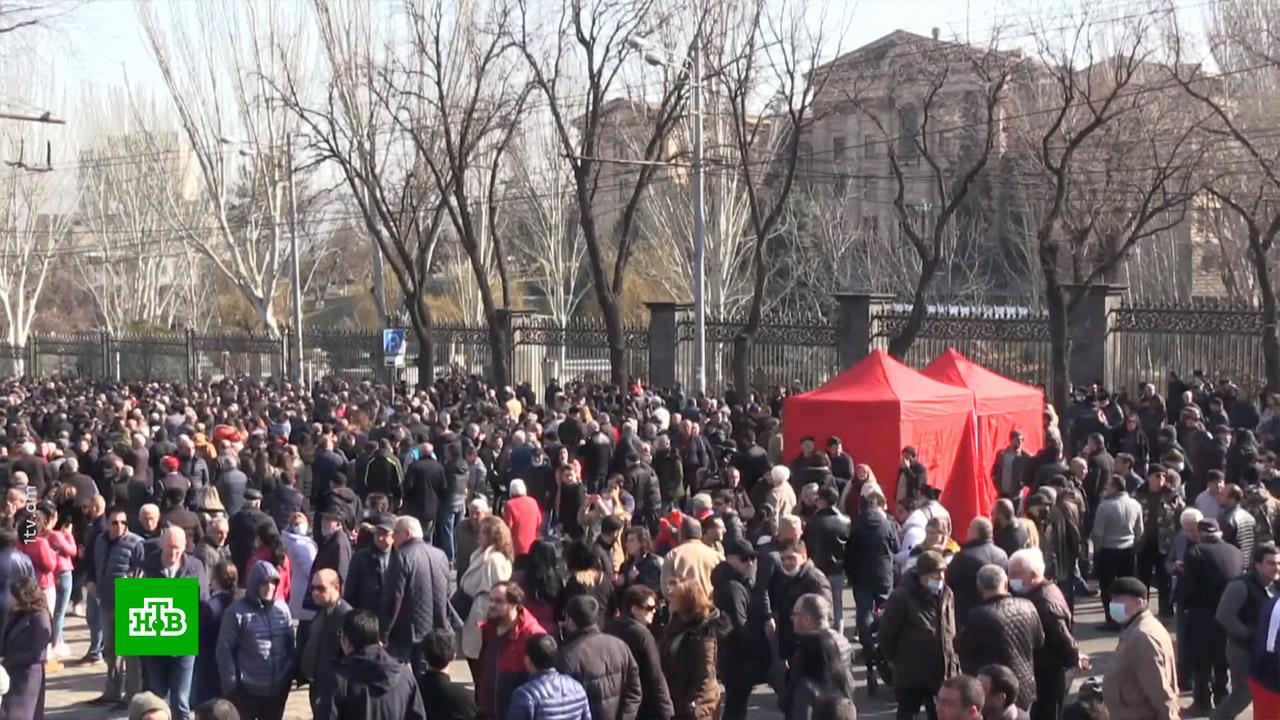 Приверженец нового. Митинг март 2021. Митинг в Армении Ruptly. Армения люди на улицах.